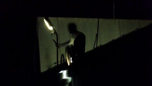 Dráma na garáži: Na streche našli ozbrojeného muža v spodnej bielizni