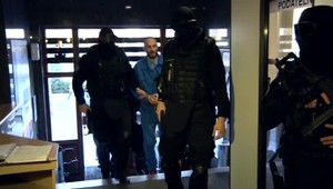 Bývalý policajt strieľal na kukláčov. Toto je rozsudok