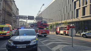 V centre Prahy horela strecha hotela. Hostia sa sami evakuovali
