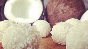 Valentín sa blíži: Poteš ju vlastnoručne vyrobenými guľôčkami rawfaello