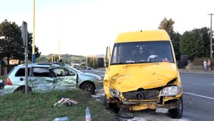 Desaťčlennej ukrajinskej posádke skrížilo cestu osobné auto. Stav jednej zo žien je kritický