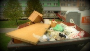 Novorodenca našli v kontajneri. Polícia prosí ľudí o pomoc