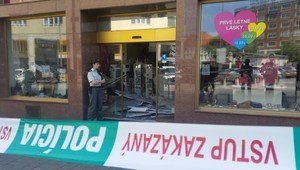 V bratislavskom obchode s obuvou sa zrútil strop, zavalil troch ľudí