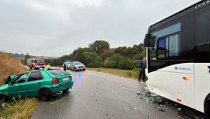 Auto dostalo pri Revúcej šmyk a narazilo do autobusu. Vodiča previezli do nemocnice