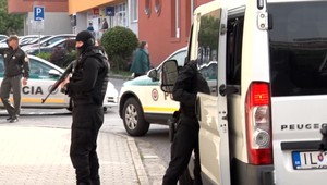 Ferus podľa súdu ostáva vo väzbe. Jeho právnička chystá sťažnosť