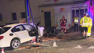 Auto nabúralo do bilboardu a elektrického stĺpu. Nehoda skončila zázrakom