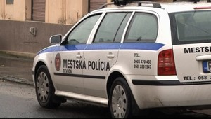 Zlodeji chceli kradnúť pneumatiky a disky, prekazili im to policajti