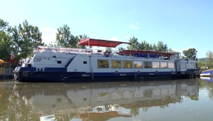 Loď Bohemia kotví v Maďarsku. Na Domašu ju čaká strastiplná cesta