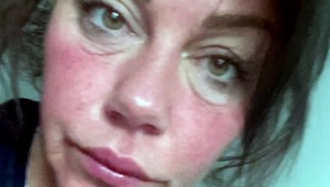 Krásna herečka a speváčka šokovala fotkou svojho alkoholického dna! Nedokázala prestať!