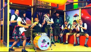 VIDEO: Rocková vypaľovačka v podaní veselých Bavorov vás iste pobaví