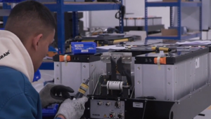 Brusel zlepší ochranu zamestnancov, vyčísliť chce aj hodnotu materskej dovolenky pre spoločnosť