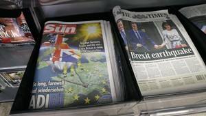 Dôchodkyne sa pobili o noviny zadarmo. Jedna zaútočila chodítkom