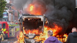 Útok nožom spustil v Belfaste vlnu nepokojov a protiimigračných protestov