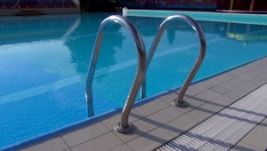 Na kúpalisku našli v bazéne telo muža. Pravdepodobne spáchal samovraždu