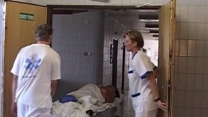 Slovenských zdravotníkov čoraz viac láka práca v zahraničí. Toto sú dôvody, prečo odchádzajú