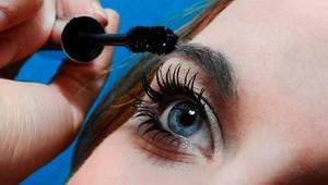 Tento trik poznáte? Vyčarujte si dlhé a husté mihalnice pomocou špirály a púdru