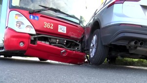 Hrozivá nehoda pri Prešove: Zrazil sa autobus s autom. Viacerí skončili v nemocnici, vrátane detí