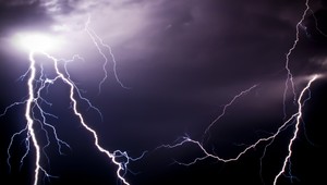 Blesk zasiahol 11 ľudí vrátane detí v Paríži, v Nemecku hlásia 33 zranených