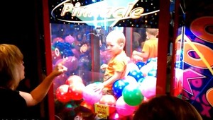 Hrôza! V automate na hračky uviazlo dieťa