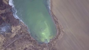 Po banskej havárii ostali poleptaní baníci. A potom zabila toxická voda všetko živé v jazere