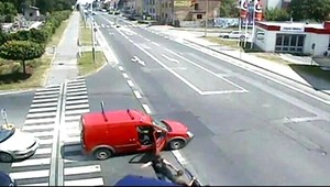 VIDEO. Agresívny vodič dokopal dôchodcu (71) na križovatke