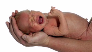 Matka (33) hodila novorodeniatka do pece, v posteli vykrvácala