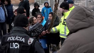 Napätie v Plaveckom Štvrtku. Miestni Rómovia vlastnými telami bránili základy novej čiernej stavby