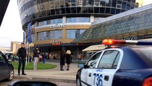 Iba 17-ročný mladík vraždil v nákupnom centre. Ľudí napadol motorovou pílou a kladivom