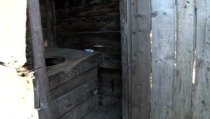 Mŕtvy plod v latríne. Mladá mamička prišla o svoje nenarodené bábätko