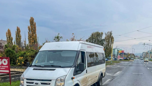 Policajti v Košiciach zastavili vodiča mikrobusu s 14 deťmi. Nafúkal 0,77 promile