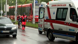 Vážna nehoda v Ružinove. Ženu zrazila električka