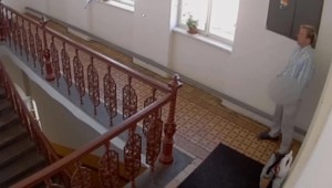 Muž sa sexuálne uspokojoval na chodbe kancelárskej budovy. Policajti po ňom pátrajú