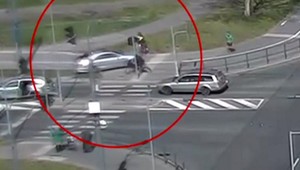 VIDEO: Divoká naháňačka po Prahe. Unikajúci vodič zrazil policajta