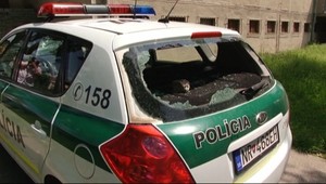 Policajti v šoku! Ožratý chlap im kameňmi rozbil auto