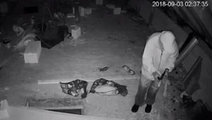 Dôchodca mal mesiace terorizovať rodinu. Na mladú mamičku kričal, že ju zabije