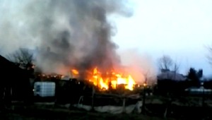 Od horiaceho humna sa chytil rodinný dom, v plameňoch zahynuli aj zvieratá