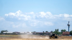 Kombajny vyšli extrémne skoro: Slovenskú úrodu zrazili sucho a horúčavy