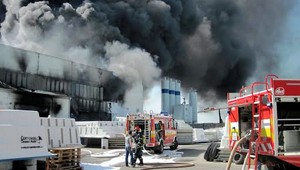 Hasiči zasahovali pri rozsiahlom požiari v Senci, horela továreň