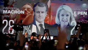 Do druhého kola prezidentských volieb vo Francúzsku postupujú Macron a Le Penová