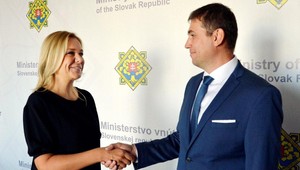 Vláda schválila návrh na odvolanie obvineného šéfa inšpekcie Adriána Szabóa