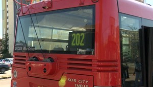 Podozrivý zo sotenia chlapca (13) pod trolejbus sa prihlásil na polícii