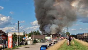 Ľudí vystrašil rozsiahly požiar haly. Pre hustý dym museli varovať obyvateľov