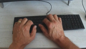 Mal úchylku, ktorá ju obťažovala: Fetišistu na internete vyšetruje polícia