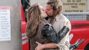 Čerstvý otecko Bradley Cooper bozkával TÚTO speváčku!