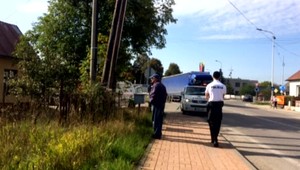 Tínedžer vletel nákladiaku medzi nápravy. Zrážku neprežil