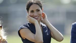 Meghan venčila v šiltovke psa pred palácom. FOTKA vyvolala šialenstvo