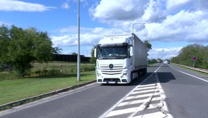 Kamionista odmietal zastaviť. Neskôr policajti našli v kamióne 28 migrantov