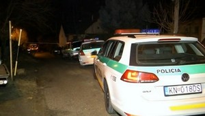 V dome v Komárne našli mŕtveho muža, mal dohryzenú tvár