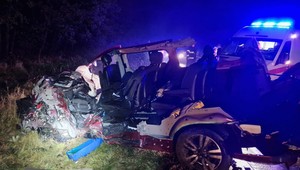 Namiesto auta vrak: Pri čelnej zrážke s kamiónom zomrel jeden človek
