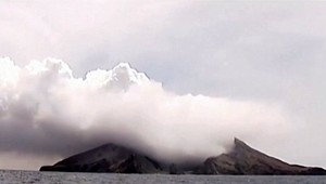 Výbuch sopky na Bielom ostrove si vyžiadal 16 životov. Stíchol aj parlament